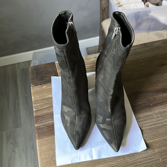 Jeffrey Campbell Shoes - Jeffrey Campbell camo ankle booties size 7